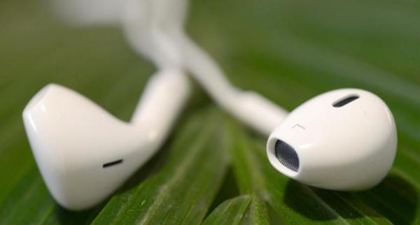 有消息指出，蘋果將會在iPhone 6隨盒附贈的EarPods耳機上，加入心跳、血壓的監測功能。（圖片擷取自DigitalTrends）