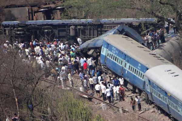 印度西部馬哈拉什特拉省（Maharashtra）一列火車出軌，目前已造成19人死亡、132人受傷。（法新社）