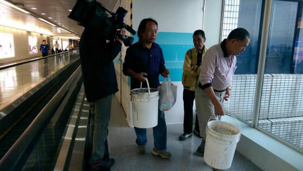 桃園機場一期航廈南側B4登機門外長廊，清晨6點45分發生廁所改建工程施工不當，造成糞水外漏事件，直到早上9點，長廊仍可見水漬。（記者姚介修攝）