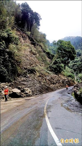 阿里山公路七十七點二公里路段，昨早發生大規模坍方，交通一度中斷，經公路單位調派怪手等機具全力搶修，在昨下午二點搶通，恢復單線通車。（記者謝銀仲攝）