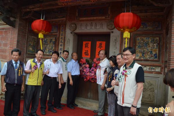 摘星山莊風華再現！台中市長胡志強（圖中）主持開大門的典禮。（記者張瑞楨攝）