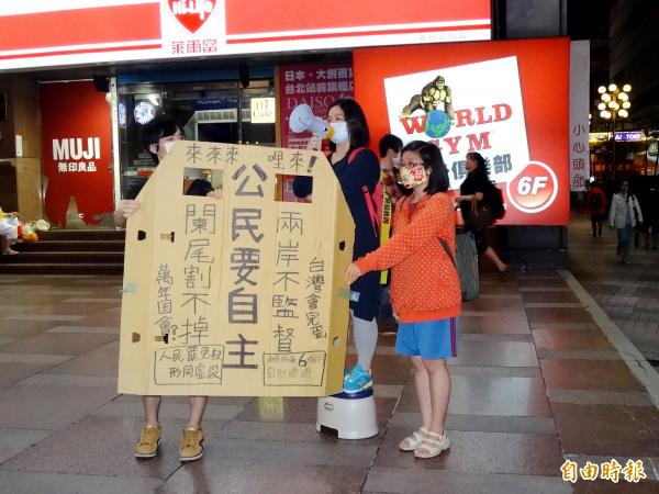 梁姓女大生今天晚間六點於台北火車站前廣場進行短講。（記者蘇芳禾攝）