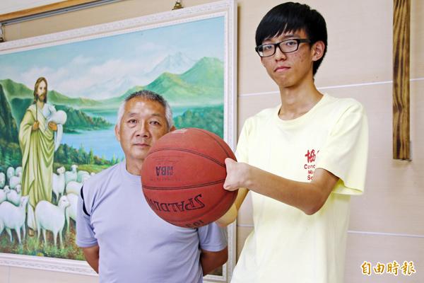 趙立瑜和籃球隊教練林榮宏。（記者林宜樟攝）