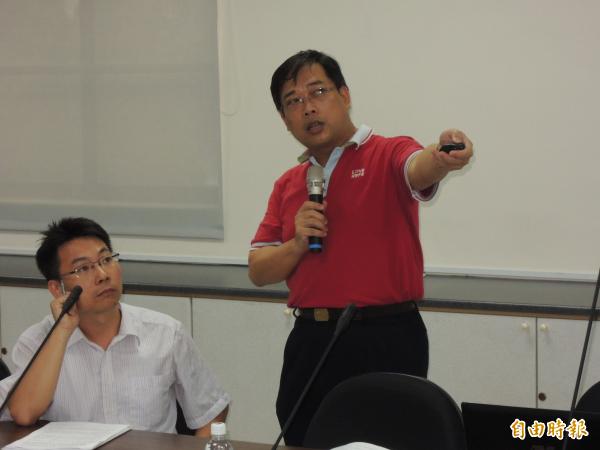 陳建志（右）怒批教育局：「為了幫債台高築的市府省錢，竟拿孩子的受教權開刀！」（記者洪定宏攝）