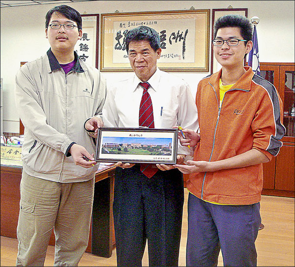 黃建桐（右一，金大提供）。