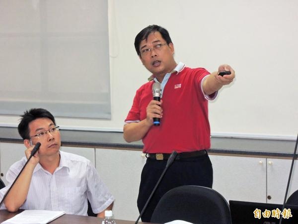 高雄市教師職業工會理事長陳建志（右）怒批教育局：「為了幫債台高築的市府省錢，竟拿孩子的受教權開刀！」（記者洪定宏攝）