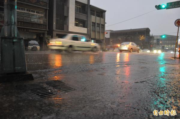 苗栗縣頭份、竹南地區傍晚下起滂陀大雨。（記者彭健禮攝）