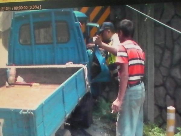 李姓男小貨車司機酒駕撞上大甲溪電廠圍牆。（記者謝鳳秋翻攝）