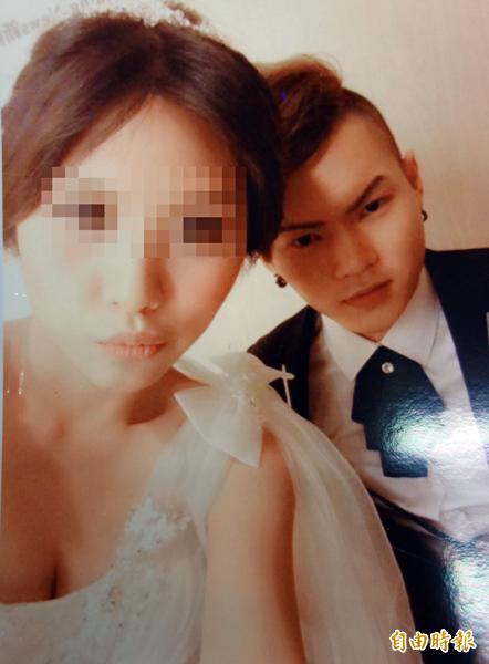 許文誠與正妹工程師的婚紗照甜甜蜜蜜。（記者姜翔攝）