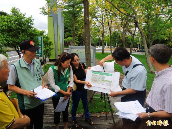 高雄市鳥松區居民抗議公車未達捷運站、高鐵左營站，市府交通局官員前往說明。（記者黃旭磊攝）