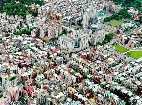 台北市議員王鴻薇昨指台北市有囤屋大戶，有人名下坐擁59間房屋，另有單一法人持有高達673間房屋，質疑政府打房「打假的」，要求市府訂定囤屋稅的累進稅率。圖為北市信義區。（資料照）