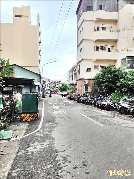 嘉市後驛街雙向道行駛到後站轉運中心前變單行道，駕駛須順著指標繞圈才能出去。（記者王善嬿攝）