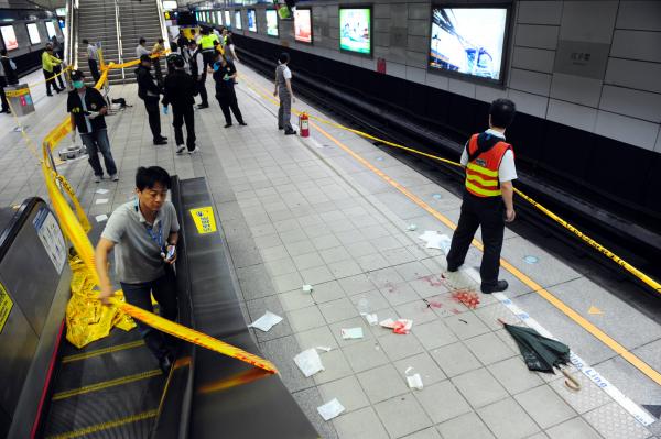 台北捷運板南線江子翠捷運站下午發生隨機砍人喋血事件，有多人在捷運車廂內受傷，江子翠捷運站地面血跡斑斑，警方封鎖現埸，鑑識人員進行蒐證。（記者羅沛德攝）