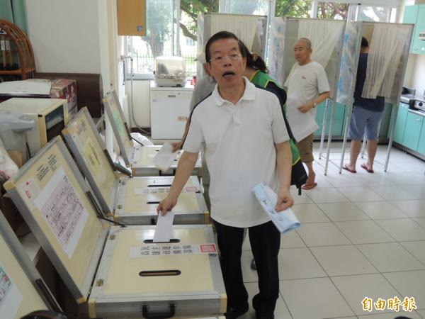 謝長廷上午至獅甲國中投票。（記者王榮祥攝）