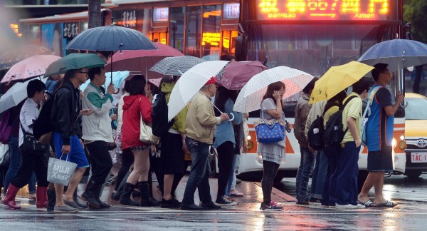 醫師建議，雨天穿橡膠雨靴，若鞋襪淋濕應盡快更換。圖片非新聞事件（資料照，記者王藝菘攝）