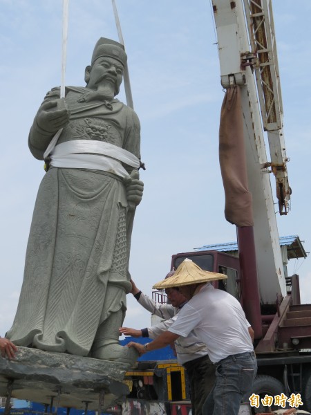 鄭成功石雕像今重新豎立在鹿耳門溪口。（記者蔡文居攝）