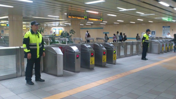 捷運車站內目前可見裝備齊全的警察，未來雙北市警局的佩槍刑事偵查佐，也將全面投入捷運維安勤務。（資料照，記者吳仁捷翻攝）