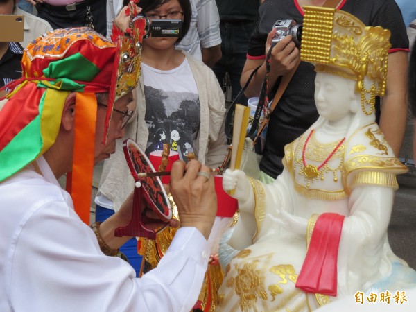 聖母廟今天為鹽雕媽祖進行開光儀式。（記者蔡文居攝）