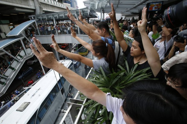 泰國民眾為反對軍警政變，聚集曼谷並高舉3根手指的反政變手勢以示抗議。（路透）