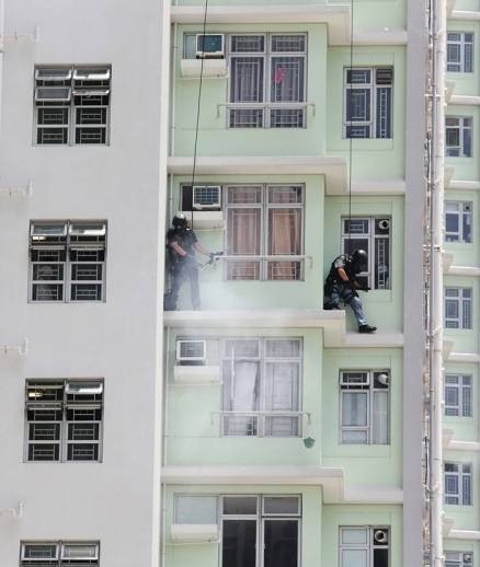 香港派出特種警察部隊「飛虎隊」進行攻堅。（圖擷自微博）