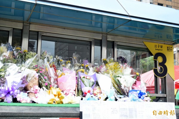 北捷喋血案至今第13天，捷運江子翠站外仍有不少民眾自發性獻花。（記者陳韋宗攝）