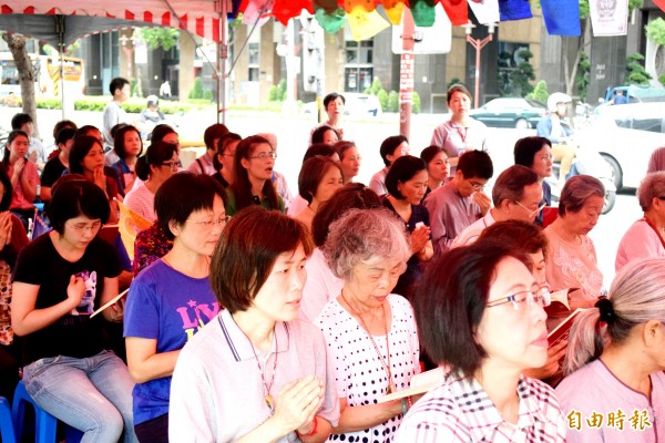 北捷喋血案至今第13天，捷運江子翠站外有宗教團體舉辦端午祈福大會，誦經願死者安息。（記者陳韋宗攝）