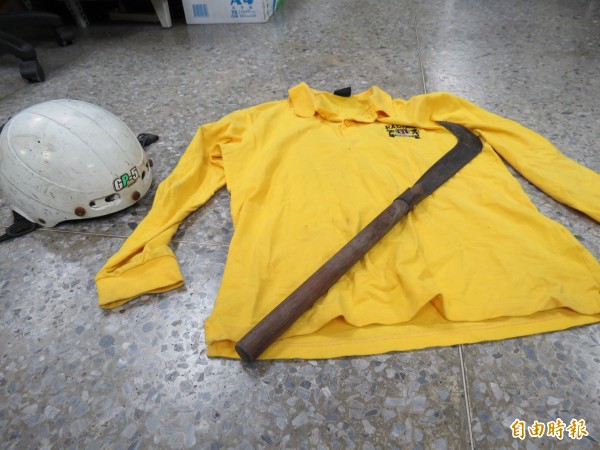 徐男因欠朋友錢，持生鏽柴刀行搶。（記者王揚宇攝）