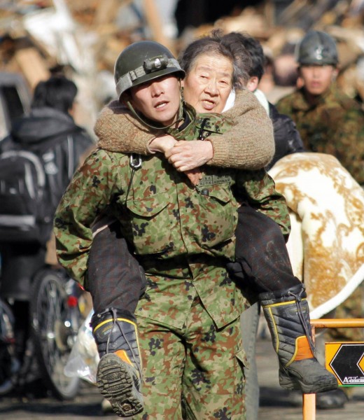 日自衛隊成員在311地震中，英勇的救援行為深植國民心中，被視為國民英雄。（法新社）