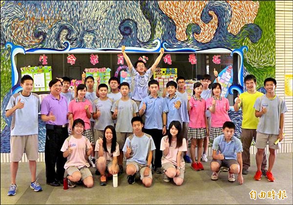 新竹縣成功國中有5人獲5A++、作文6級分，而5科獲精熟成績者共有80位。（記者王駿杰攝）