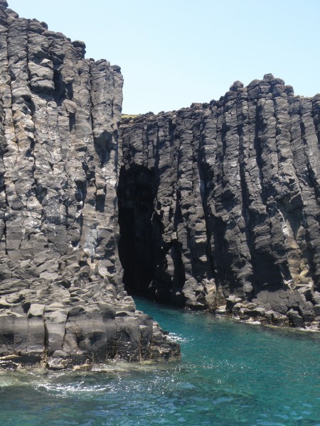 南方四島玄武岩柱地質發達主要是火山熔岩爆發所組成。（記者劉禹慶攝）
