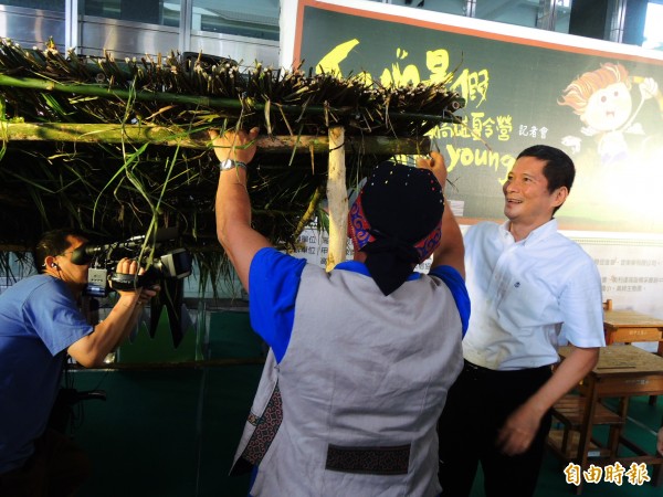 高市副市長李永得（右），體驗茂林魯凱獵人學校的活動。（記者葛祐豪攝）