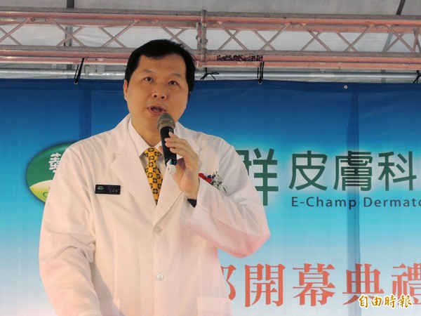 南市醫師公會理事長王正坤在醫學美容闖出一片天的背後，有鮮為人知的心酸故事。（記者洪瑞琴攝）