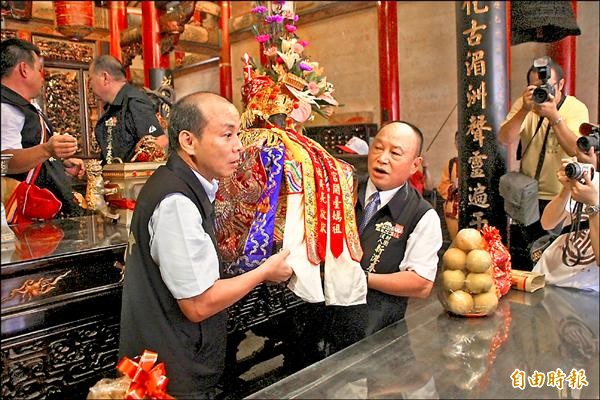 奉天宮開臺媽祖金身上鑾轎，啟程前往中國湄洲謁祖進香。（記者林宜樟攝）