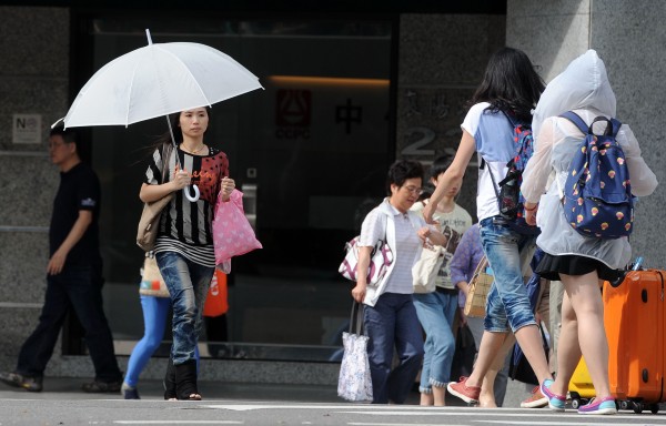 梅雨鋒面南移，讓台北的天空出現久違的陽光。（記者王敏為攝）