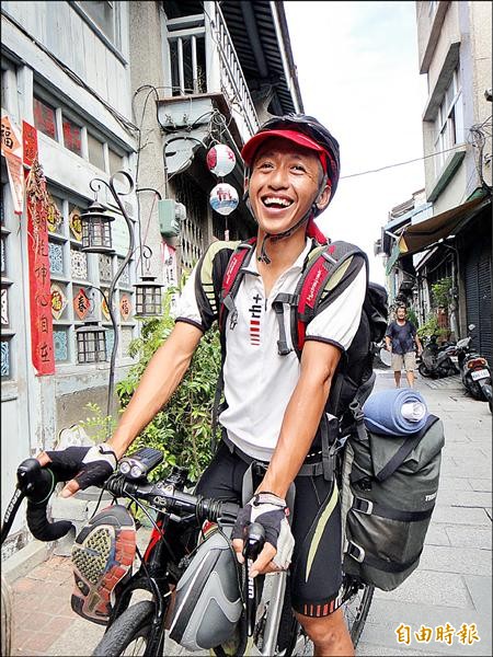 吳佳誠說，台南的老街很有意思。（記者蔡文居攝）