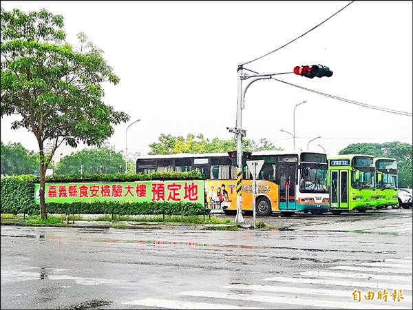 縣議員賴瓊如指食安大樓預定地，排擠社區活動中心。（記者蔡宗勳攝）