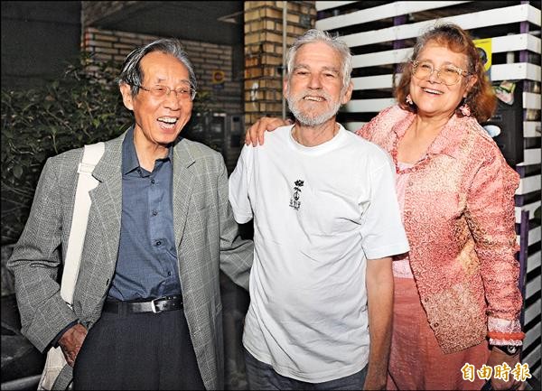 梅心怡（中）罹癌，艾琳達（右）及蔡焜霖都前往音樂會場和他一聚，並表達關心。（記者廖振輝攝）