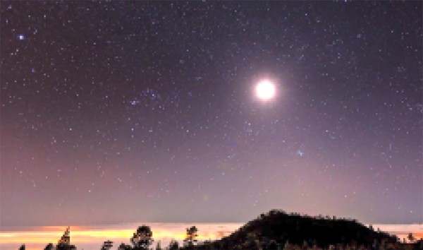 網友轉傳阿里山的銀河影片，其實是西班牙的泰德峰。（記者林宜樟翻攝自網路）