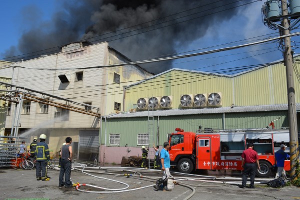 太平食品廠延燒3小時近百名警消出動 社會 自由時報電子報