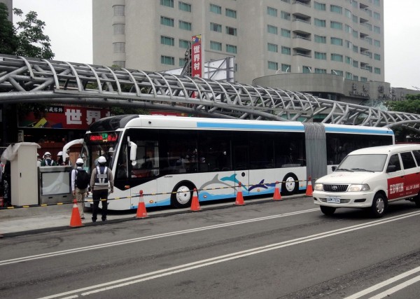 台中市BRT車輛5/26起開始在市區路段「試運轉」。但名詞從「試運轉」、「試營運」到「試乘」，讓市議員楊典忠批市府「莊肖維」。（資料照，記者張菁雅攝）