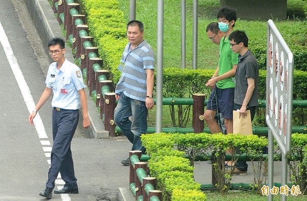 新北檢今天派員前往台北看守所提訊捷運殺人案嫌犯鄭捷（右二）。（記者王敏為攝）