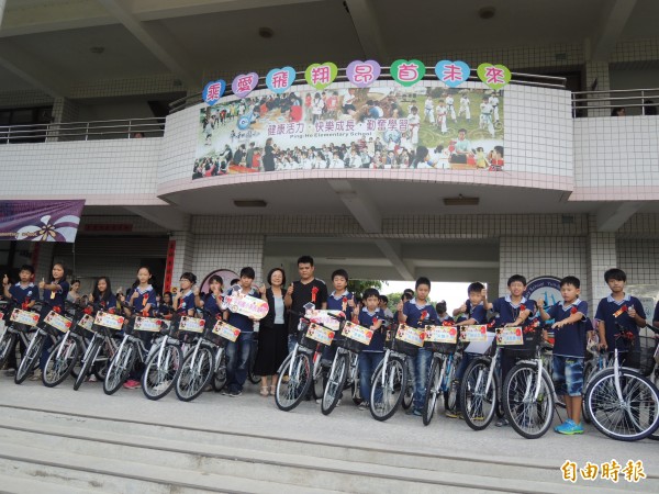 虎尾平和國小畢業典禮，全體畢業生一人一輛單車騎回家。（記者廖淑玲攝）