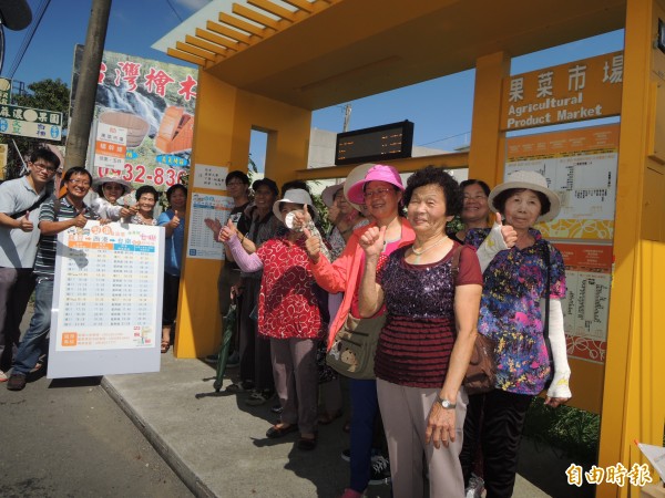 公車達人帶路，西港港東社區長輩們開心搭公車輕旅行。（記者劉婉君攝）