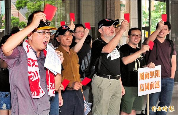 反黑箱服貿民主陣線各團體昨到陸委會大門外召開記者會，對陸委會執意邀請張志軍來台表達嚴正抗議，並正式發起「紅牌行動」，象徵張志軍、王郁琦已「惡意犯規」，應該出場，不得持續談判。（記者簡榮豐攝）