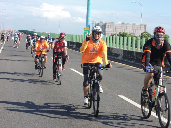 82線快速道路封閉，專供自行車使用，騎士們好過癮。（記者吳世聰攝）