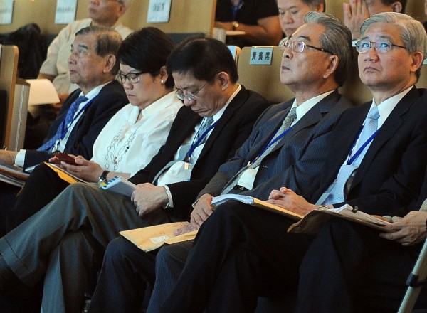經貿國是會議北區場21日在金融研訓院舉行，國發會主委管中閔（左三）在聽取簡報時打起瞌睡。（記者王敏為攝）