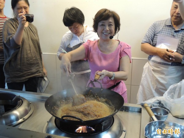 「家傳不外傳」的炒糖技術，知名美食作家黃婉玲不藏私，開班授課延續傳統飲食文化。（記者林孟婷攝）