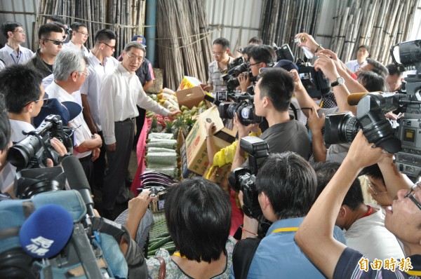 中國國台辦主任張志軍今下午參訪高雄杉林木瓜園。（記者蘇福男攝）