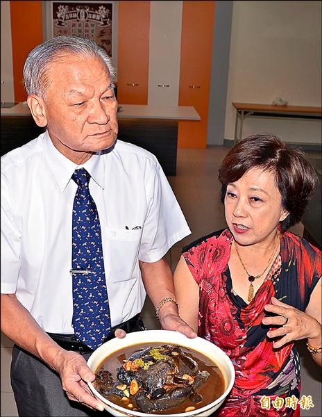 以鳳梨取代蒜頭滷的「南靖雞」料理，是在地食材的最佳運用。（記者吳俊鋒攝）