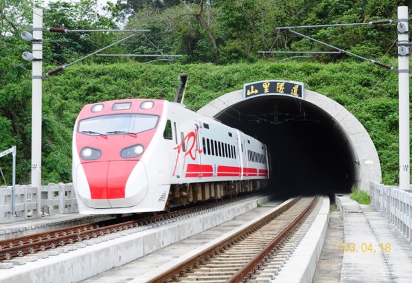 台鐵花東鐵路電氣化今上午通車，普悠瑪號首度駛進花東。（鐵工局提供）